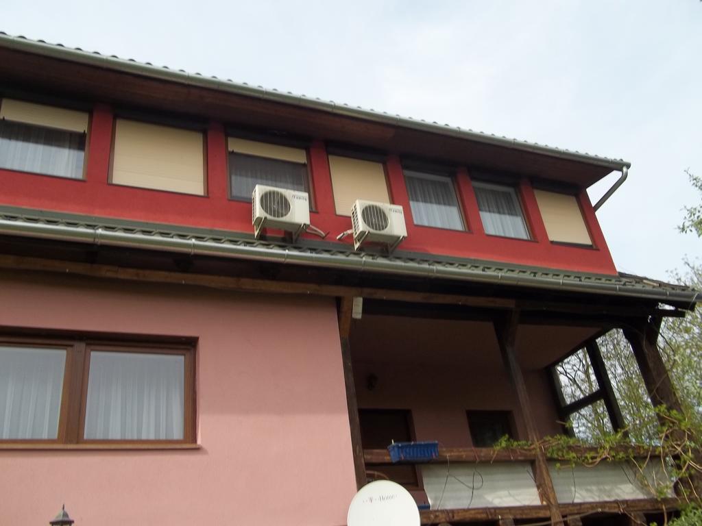 Gadanyi Vendeghaz Es Lovarda Komló Buitenkant foto
