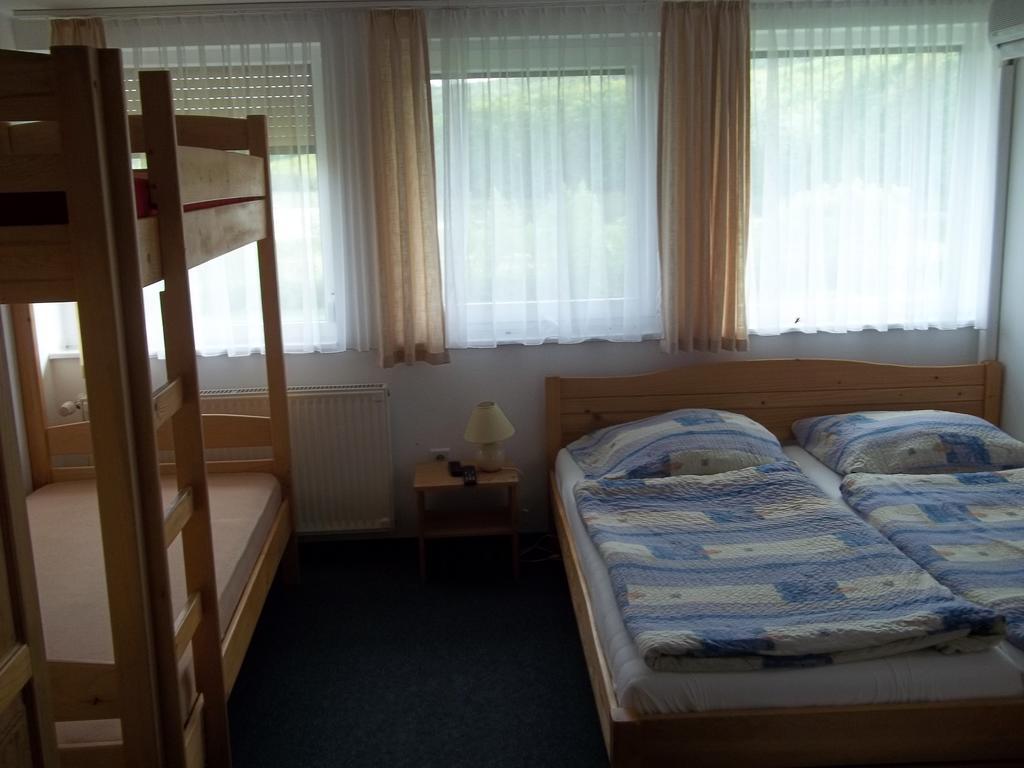 Gadanyi Vendeghaz Es Lovarda Komló Buitenkant foto