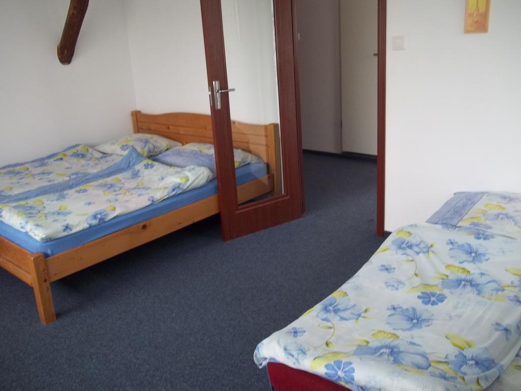 Gadanyi Vendeghaz Es Lovarda Komló Buitenkant foto