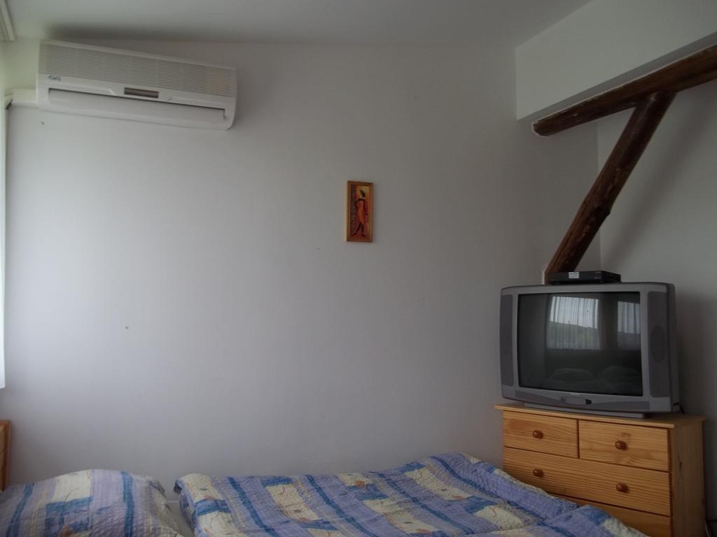 Gadanyi Vendeghaz Es Lovarda Komló Buitenkant foto